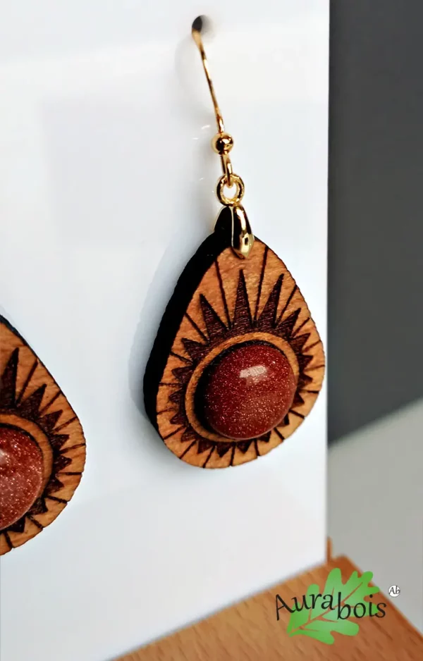 Boucles d'oreilles en bois de hêtre en forme d'avocat, gravure au laser motif avec pierre naturelle du soleil.