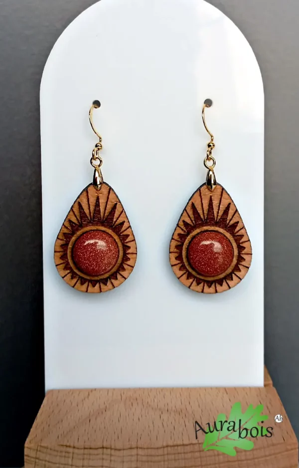 Boucles d'oreilles en bois de hêtre en forme d'avocat, gravure au laser motif avec pierre naturelle du soleil.